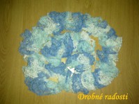 Bílo-modrá volánová šála