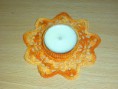Oranžový háčkovaný svícen
